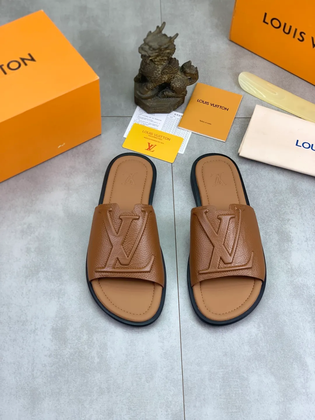 Men's shoes 💰P340 💰【New style】🆘 High quality 【LOUIS VUITTON】The popular Louis Vuitton LV men's slippers on the official website are on sale simultaneously! Original pebbled calfskin fabric imported from Italy. Original factory special supply. Size: 38-46. 4️⃣ colors available.